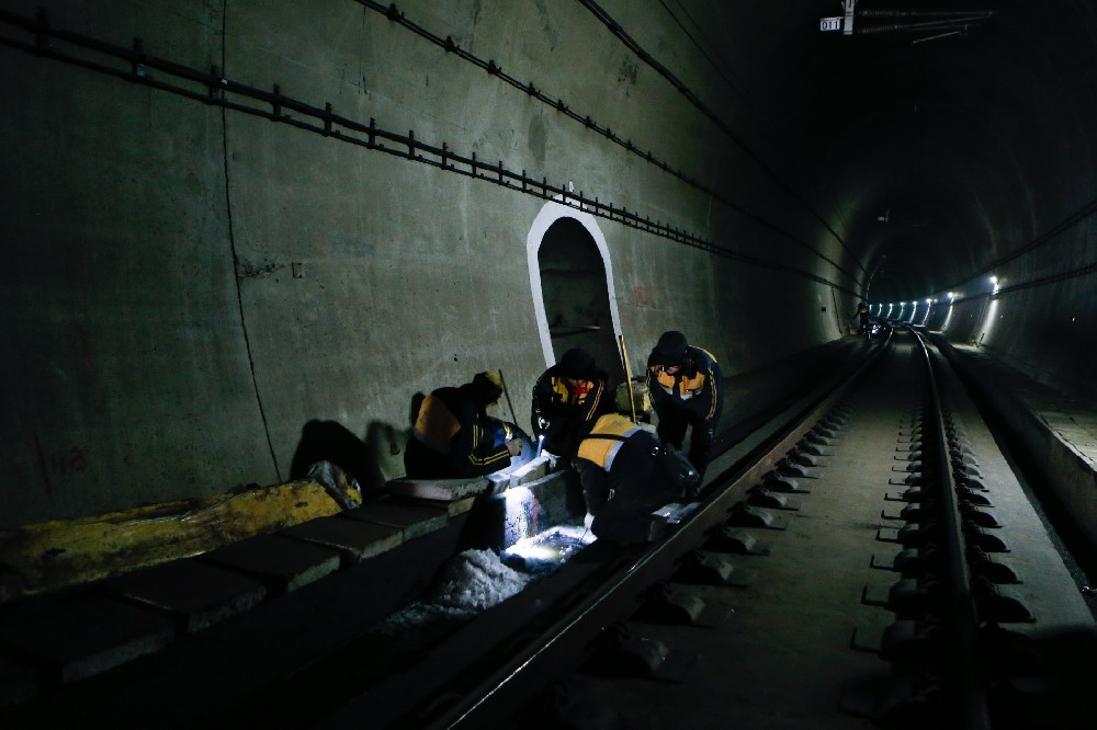 防城铁路运营隧道病害现状